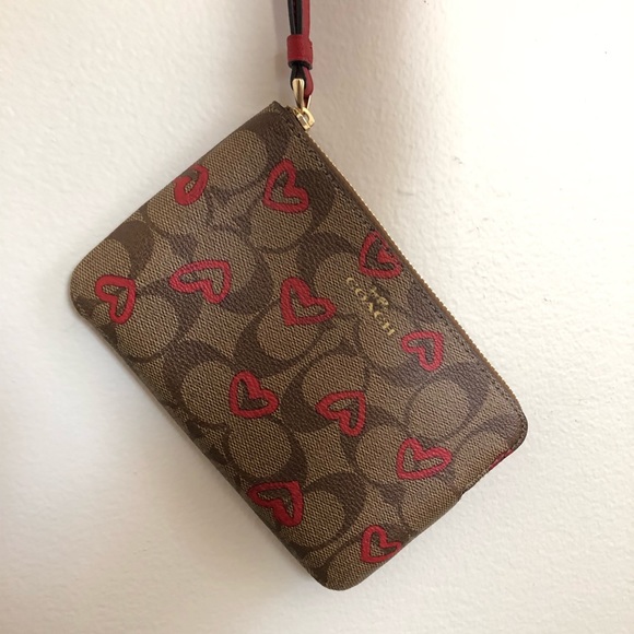 ❌Sold❌🔥Corner Zip Wristlet With Hearts Print - Picture 6 of 8